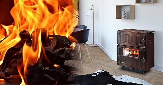 Links brennende Holzkohle, rechts ein brennender Kohleofen in vor weißer Wand in Wohnraum mit Fischgrätenparkett