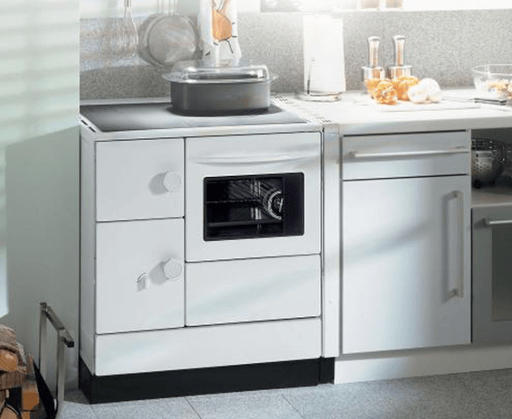 Weißer Küchenofen in weißer Küchenzeile