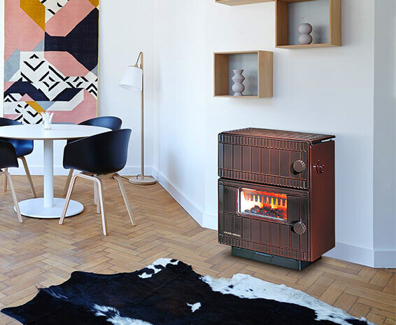 Kohleofen vor weißer Wand in modernem Design Wohnraum mit Fischgrätenparkett und Kuhfell